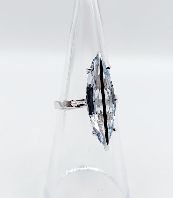 French cocktail ring 18k gold set with a 4.00 carats synthetic blue spinel shuttle cut (circa 1980) art deco View 2