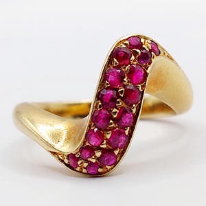 Vintage bangle ring 18k gold set with a ruby pavé in a winding setting (circa 1980) domed