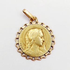 French Art deco vintage religious medal 18k gold representing the Virgin Mary (circa 1955) signed E.Dropsy