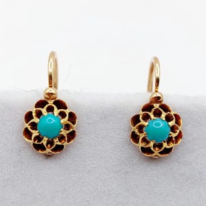 French antique sleepers earrings 18k gold flower set with a turquoise cabochon in a finely crafted setting (circa 1900) dormeuse lever back