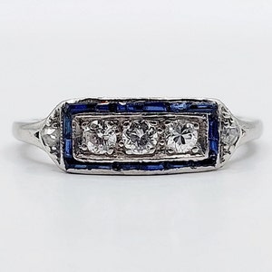 French art deco garter ring Platinum set with brilliant cut diamonds surrounded by calibrated sapphires (circa 1930)