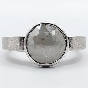 Bague joaillier PAGLIANI or gris 18k ornée d&#39;un diamant gris de 3,50 carats facetté en serti clos