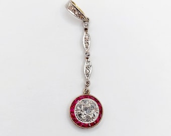 Art Deco-hanger in de vorm van een schietschijf, vervaardigd uit 18-karaats goud met roosgeslepen diamanten en synthetische robijnen (circa 1920).
