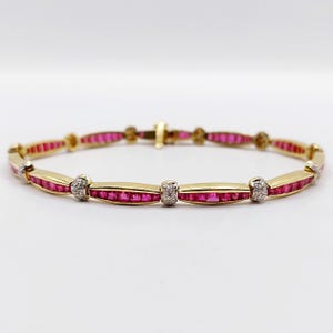 Bracelet art deco or 18k orné rubis calibrés synthétiques de diamants sur des maillons articulés finement travaillés (circa 1930)