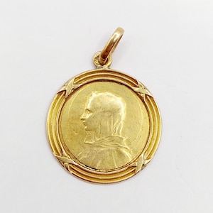 French Art Nouveau religious medal 18k gold representing the Virgin Mary (circa 1910) signed F. Rasumny