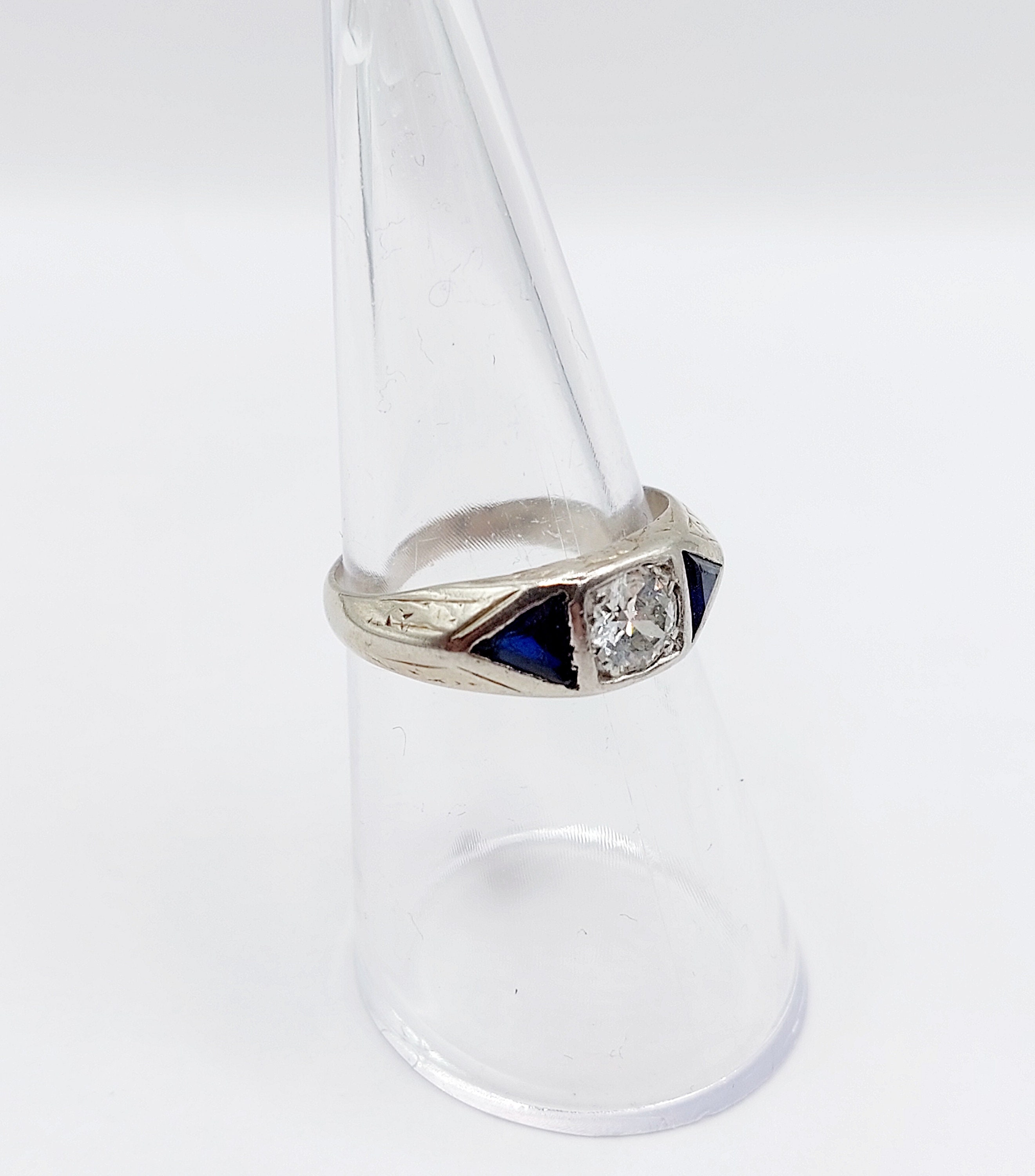 Bague Art Déco En Or Blanc 18k – Ornée De 3 Diamants – Taille 45 – Circa 1950 – Occasion