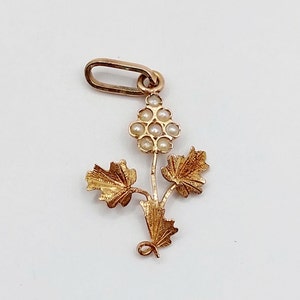 French Victorian pendant 18k rose gold forming a finely crafted flower set with pearls (circa 1850) Napoleon III