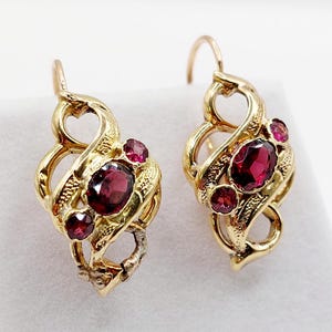 French victorian sleepers earrings 18k rose gold set with garnets in a finely crafted setting (circa 1850) lever back, dormeuses