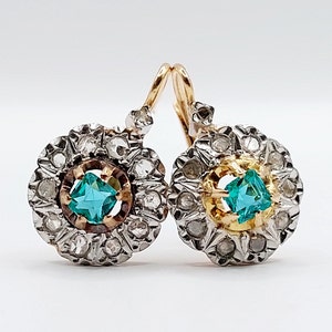 French antique sleepers 18k rose gold forming a daisy set with rose cut diamonds and a green paste (circa 1900) Victorian dormeuses