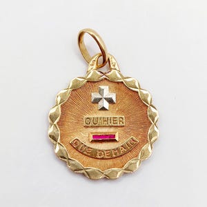 French AUGIS Love medal 18k rose gold pendant 19mm with rubies: &quot;+ qu&#39;hier - que demain&quot; AUGIS house (circa 1960) charm