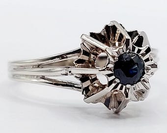 French art deco solitaire ring 18k white gold set with a blue natural sapphire in a prong setting (circa 1980) engagement
