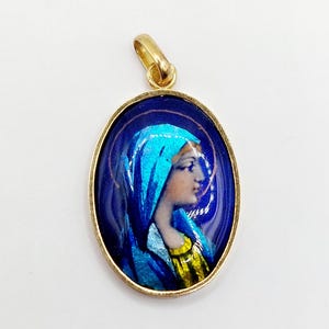 Colgante Art Nouveau de oro de 18k decorado con una placa de esmalte que representa a la Virgen María (circa 1920) Limoges