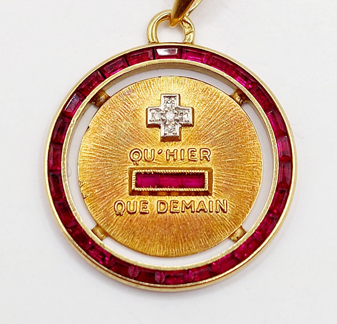 Pendentif Médaille D'Amour AUGIS En Or 18k Avec Rubis Et Diamants - Pièce Rare D'Occasion