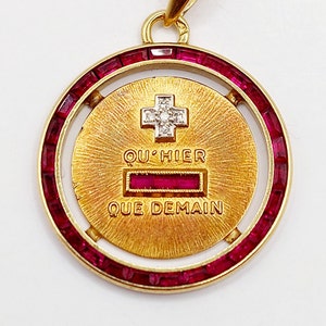Colgante medalla Love ULTRA RARO de 23 mm en oro de 18 k con diamantes y rubíes calibrados: "+ que ayer - que mañana" de la casa AUGIS (circa 1960)