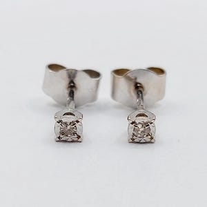 Puces d'oreilles art deco or blanc 18k ornées de petit diamants tailles brillants en sertis étoilés(circa 1960)