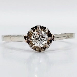 Bague solitaire antique or blanc 18k et platine ornée d&#39;un diamant taille ancienne de 0,22 carats en serti griffes (circa 1920) art deco