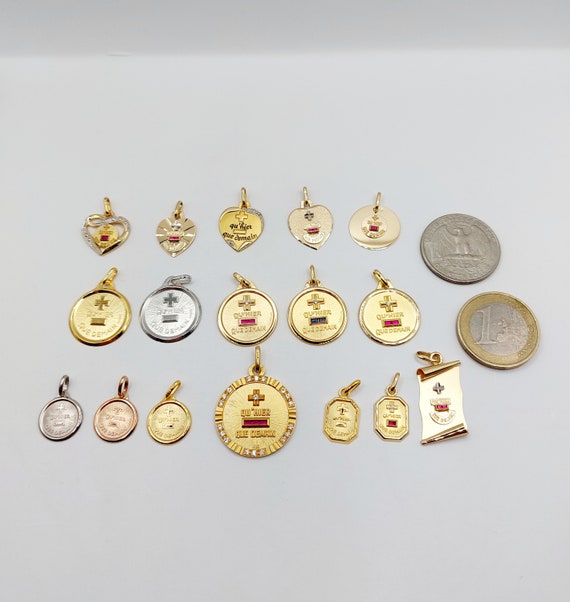 Pendentif Médaille D'amour A.Augis En Or 18k - Gravure "+ Qu'hier - Que Demain" Avec Rubis Et Diamants - Neuf Avec étiquette