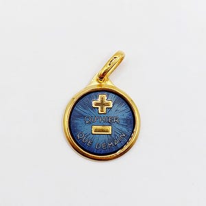 Colgante medalla de amor en oro de 18 quilates "+ que ayer - que mañana" maison AUGIS - L'Élégante Bleue - Charm de amor