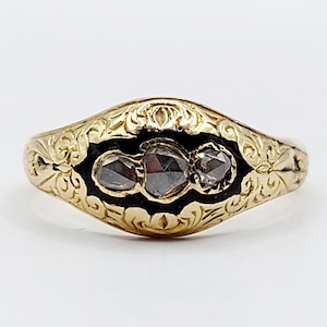 BOXED French victorian 18k gold ring set with rose cut diamonds and black enamel in a finely chiseled setting (circa 1880)