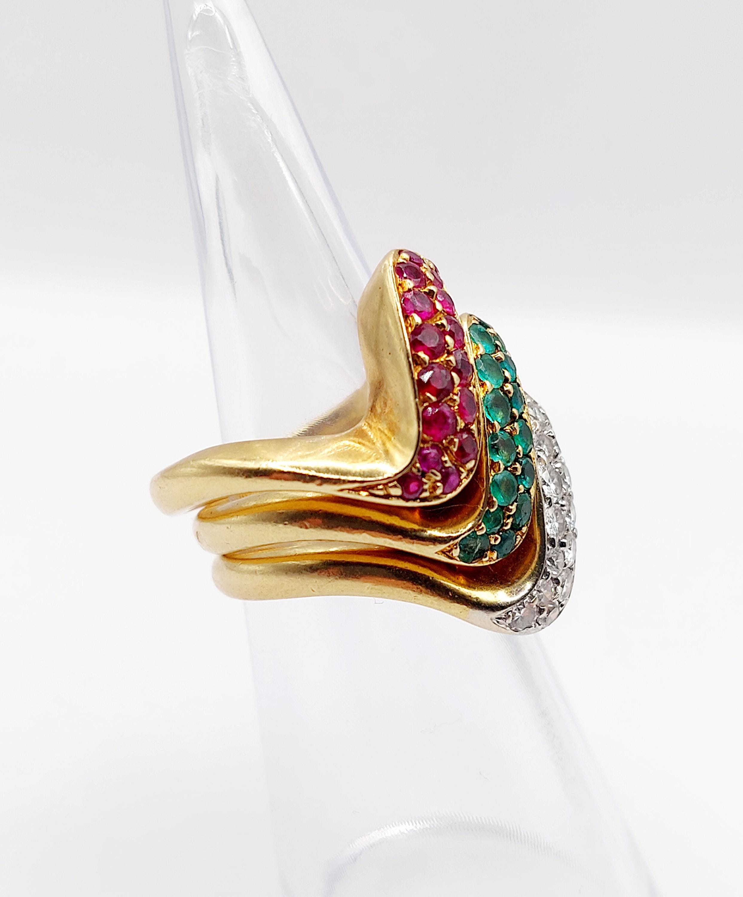 Bague Trilogie Vintage Or 18K Pavé Diamants, émeraudes Et Rubis - Style Dôme