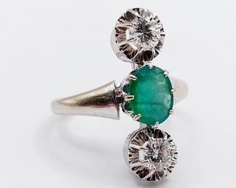 Art Deco marquise ring in 18 karaats witgoud met een smaragd van 0,75 karaat en diamanten van 0,45 karaat (circa 1920)