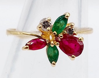 French vintage flower ring 18k gold set with rubies, emeralds and diamonds in a finely crafted setting (circa 1970)