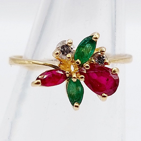 French vintage flower ring 18k gold set with rubies, emeralds and diamonds in a finely crafted setting (circa 1970)