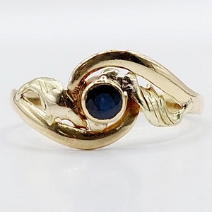 French art nouveau ring 18k gold set with a blue sapphire in a magnificent floral scroll setting (circa 1920)