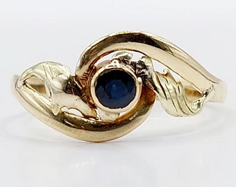 French art nouveau ring 18k gold set with a blue sapphire in a magnificent floral scroll setting (circa 1920)