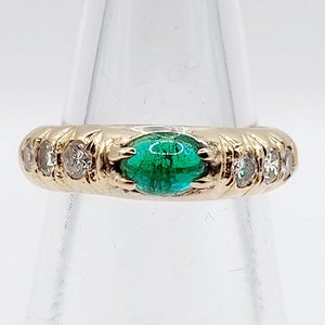 French art deco ring 14k gold set with an emerald cabochon backed by 6 diamonds (circa 1970) vintage art deco donut domed