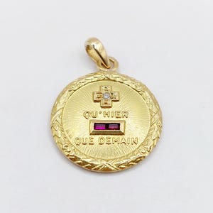 RARO pingente de medalha de amor com diamante em ouro 18k e rubi: "+ do que ontem - do que amanhã" casa AUGIS (por volta de 1960)