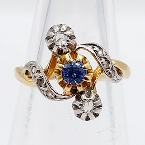 Bague antique or 18k et platine ornée d'un saphir bleu et de diamants tailles roses dans une monture à enroulement (circa 1900)