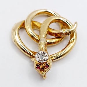 French Antique pendant 18k gold picturing a snake set with a rose cut diamond and small ruby cabochons (circa 1900)