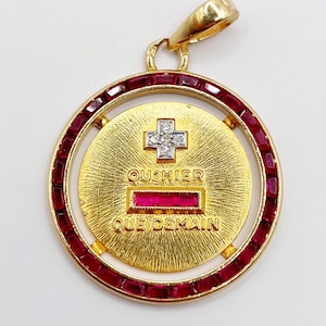 Colgante medalla Love ULTRA RARO de 23 mm en oro de 18 k con diamantes y rubíes calibrados: "+ que ayer - que mañana" de la casa AUGIS (circa 1960)