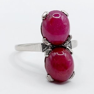French art deco ring Platinium set with 6.70 carats of ruby cabochons flanked by triangle cut diamonds (circa 1950)