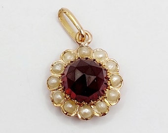 French Victorian daisy pendant 18k gold set with a red paste cabochon surrounded by pearl halo (circa 1900)