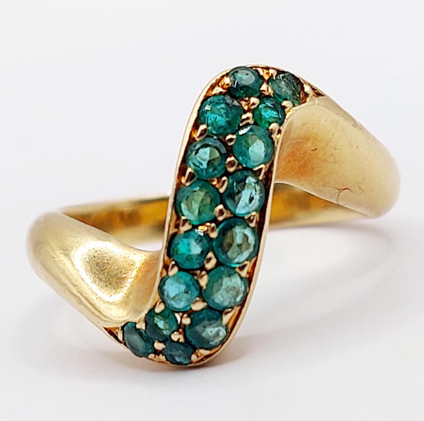 Bague Trilogie Vintage Or 18k - Pavé Diamants, émeraudes Et Rubis - Forme Dôme - Taille 49