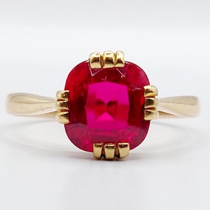 French art deco cocktail ring 18k gold set with a 2.53 carat synthetic ruby (circa 1940)