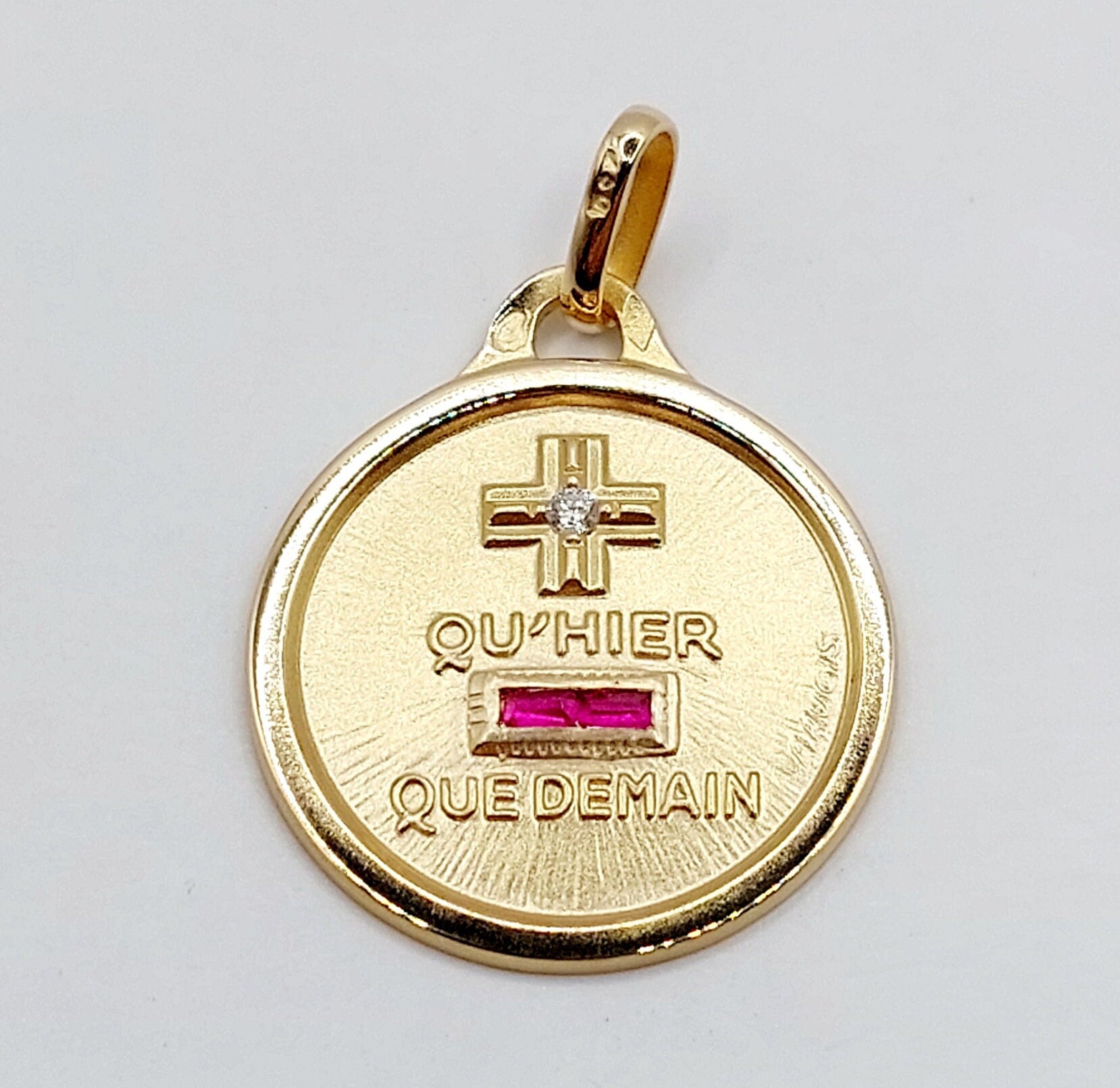 Pendentif Médaille D'amour AUGIS - Or 18k - Gravure '+ Qu'hier - Que Demain' - Neuf