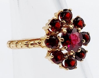 Vintage 18k roségouden madeliefjesring versierd met granaten en een fijn versierde band