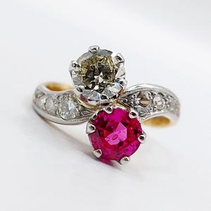 Antik 18k guldring "toi et moi" med en 0,70 karat diamant och rubin (ca 1920)
