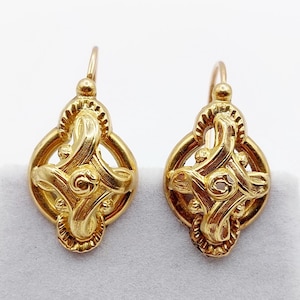 Brincos antigos de ouro 18k finamente decorados com desenhos florais finamente cinzelados (por volta de 1900)