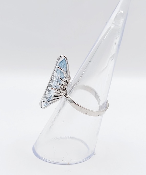 French cocktail ring 18k gold set with a 4.00 carats synthetic blue spinel shuttle cut (circa 1980) art deco View 4