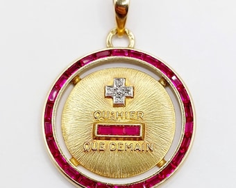 UITERST ZELDZAME Liefdesmedaille hanger 23 mm 18 karaats goud bezet met diamanten en robijnen: "+ dan gisteren - dan morgen" Huis AUGIS (circa 1960)