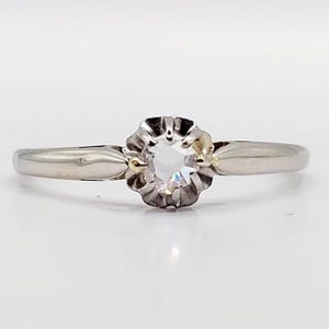 Bague solitaire art deco or blanc 18k et platine ornée d&#39;un diamant taillé en rose en serti griffes (circa 1930)