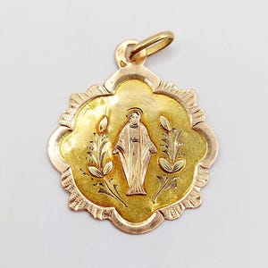 French victorian religious medal 18k rose and yellow gold representing a Virgin Mary surrounded by finely chiseled decorations (circa 1880)