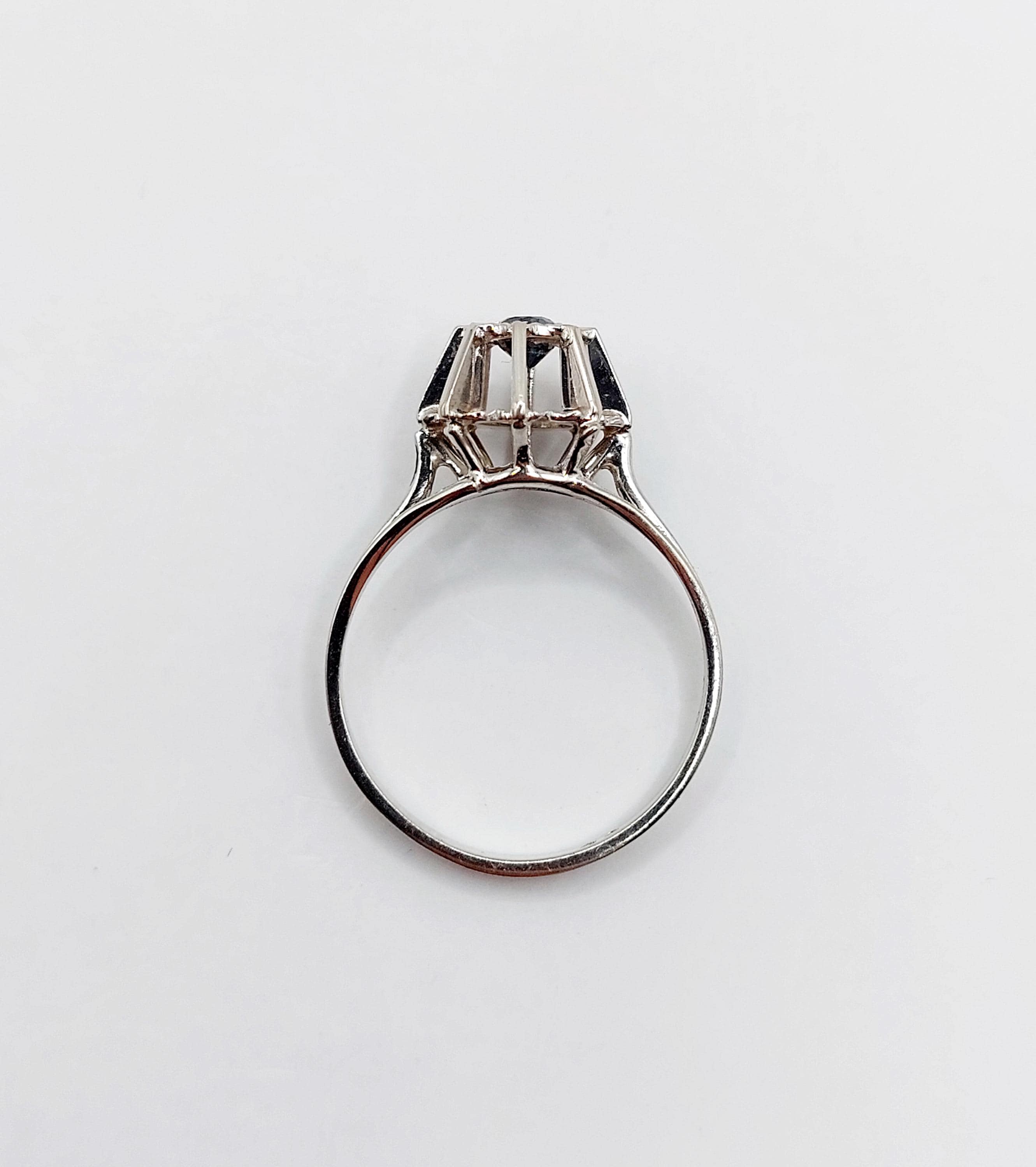 Bague Solitaire Art Déco Or Blanc 18k Avec Saphir Naturel - Taille 51 - Vintage Circa 1950