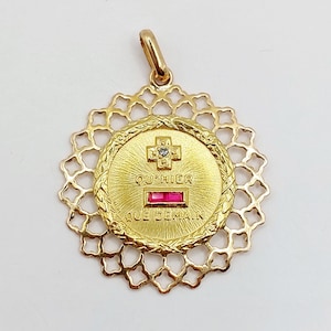 RARO pingente de medalha de amor de 27 mm, diamante em ouro 18k e rubi: "+ do que ontem - do que amanhã" casa AUGIS (por volta de 1960)