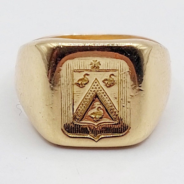 French Antique signet ring 18k gold coat of arms decorated with  ducks or geese (Circa 1900) seal, knight