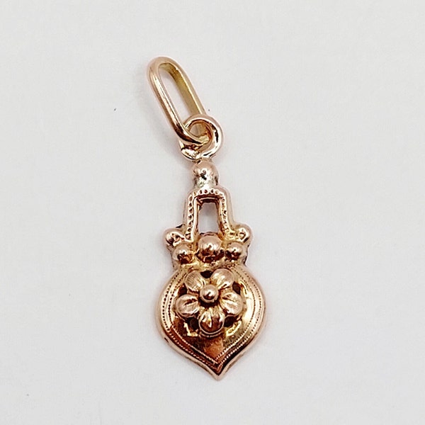 Petit Pendentif victorien or rose 18k formant une fleur finement ciselée (circa 1900)